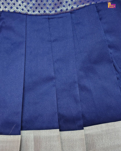 Close-up of a blue fabric with a gray border, featuring a brand logo in the corner.